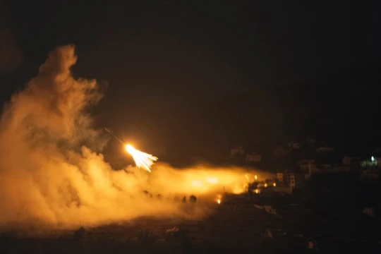 Quân đội Israel nã pháo tấn công qua biên giới Lebanon sáng 1/10 (Ảnh: AP).