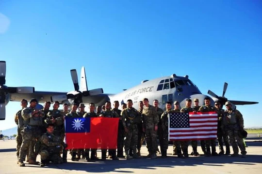 Mặc dù không có quan hệ ngoại giao chính thức nhưng quan hệ quân sự Mỹ - Đài Loan vẫn được duy trì chặt chẽ. Trong ảnh: đoàn quân sự Đài Loan sang Mỹ giao lưu năm 2014 (Ảnh: Creaders).