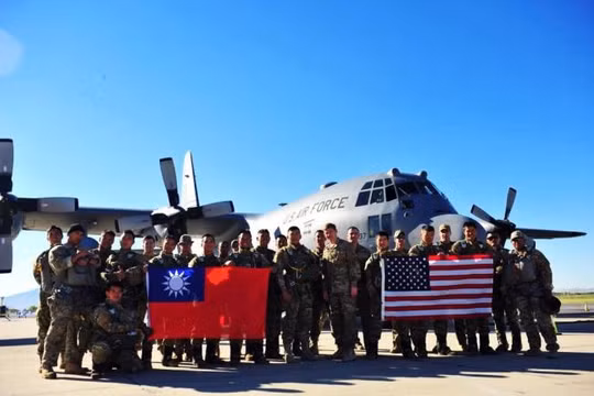 Mặc dù không có quan hệ ngoại giao chính thức nhưng quan hệ quân sự Mỹ - Đài Loan vẫn được duy trì chặt chẽ. Trong ảnh: đoàn quân sự Đài Loan sang Mỹ giao lưu năm 2014 (Ảnh: Creaders).