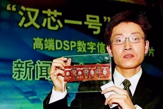 Trần Tiến giới thiệu mẫu chip "Hanxin-1" tại cuộc họp báo công bố "thành quả nghiên cứu" (Ảnh: NetEasy).