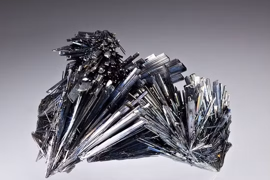 Tinh thể Antimon - nguyên liệu chiến lược dùng trong công nghiệp quân sự. Ảnh: Sohu.