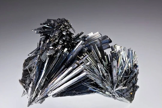 Tinh thể Antimon - nguyên liệu chiến lược dùng trong công nghiệp quân sự. Ảnh: Sohu.