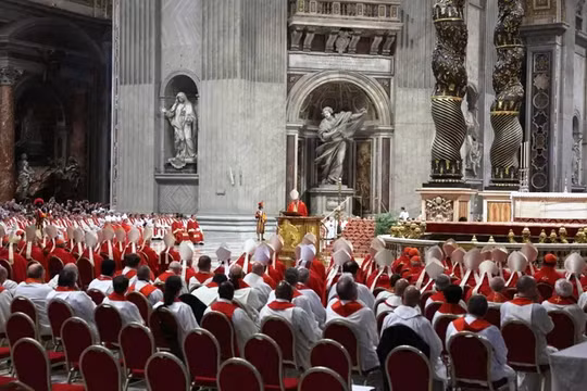 Đức Hồng y Baldassare Reina của Giáo phận Rome đã chủ sự thánh lễ tại Vương cung thánh đường Thánh Peter ở Vatican hôm 28/4 để tưởng nhớ Đức Giáo hoàng Francis. Ảnh: EPA.