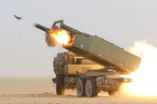 Mỹ có kế hoạch bán 7 loại vũ khí cùng lúc cho Đài Loan sẽ là động thái làm gia tăng quan hệ Mỹ - Trung vốn đã rất xấu. Trong ảnh: pháo phản lực phóng loạt M-142 HIMARS (Ảnh: Đông Phương).