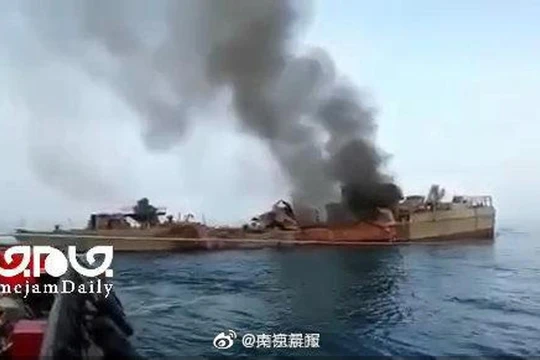 Chiếc Konarak bị trúng tên lửa bốc cháy trước khi bị chìm (Ảnh: Sohu).