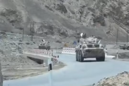 Trung Quốc và Ấn Độ tăng quân ra khu vực biên giới đang tranh chấp, tình hình ngày càng căng thẳng. Trong ảnh: xe bọc thép chở quân của Trung Quốc được cho là tới khu vực tranh chấp (Ảnh: Đa Chiều).