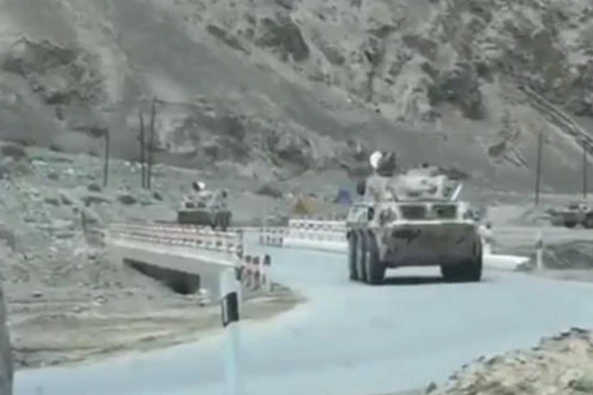 Trung Quốc và Ấn Độ tăng quân ra khu vực biên giới đang tranh chấp, tình hình ngày càng căng thẳng. Trong ảnh: xe bọc thép chở quân của Trung Quốc được cho là tới khu vực tranh chấp (Ảnh: Đa Chiều).