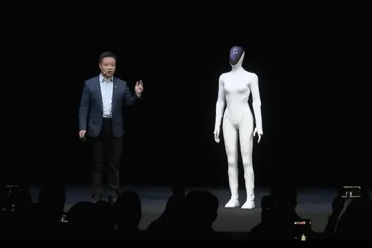 Ông Hà Tiểu Bằng giới thiệu robot AI IRON tại Ngày công nghệ AI XPeng. Ảnh: Worldjournal.