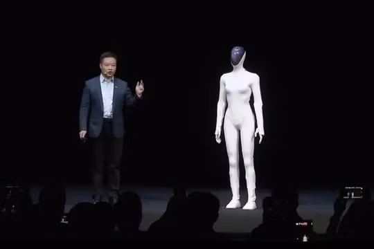 Ông Hà Tiểu Bằng giới thiệu robot AI IRON tại Ngày công nghệ AI XPeng. Ảnh: Worldjournal.
