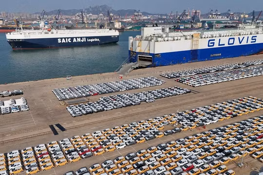 Xe ô tô, tấm pin mặt trời và thiết bị điện tử tiêu dùng là ba loại hàng xuất khẩu của Trung Quốc đang "càn quét" thế giới. Ảnh: AFP.