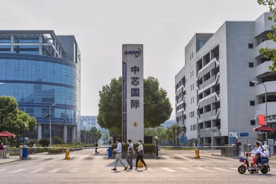 Trụ sở Tập đoàn SMIC, một trong những cơ sở sản xuất chip hàng đầu của Trung Quốc (Ảnh: WSJ).