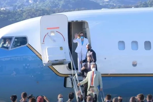 Bà Pelosi lên máy bay rời sân bay Tùng Sơm, Đài Bắc (Ảnh: Guancha).