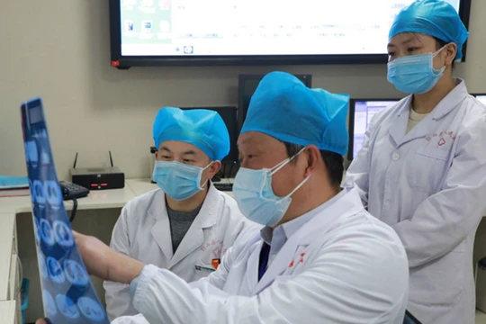 Lực lượng nhân viên y tế từ khắp Trung Quốc tiếp tục được tăng cường về Vũ Hán (Ảnh: Guancha).