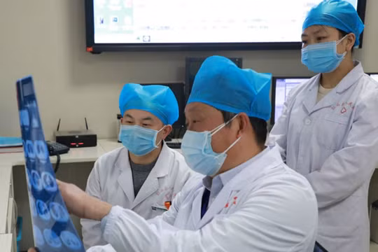 Lực lượng nhân viên y tế từ khắp Trung Quốc tiếp tục được tăng cường về Vũ Hán (Ảnh: Guancha).