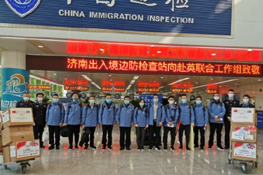 Đoàn công tác tỉnh Sơn Đông lên đường tới Anh với mục đích hỗ trợ người Anh chống dịch (Ảnh:Sina).