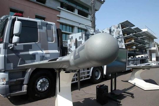 Máy bay không người lái tự sát chống bức xạ Jianxiang và xe phóng được Đài Loan trưng bày hôm 15/11 (Ảnh: Chinatimes).