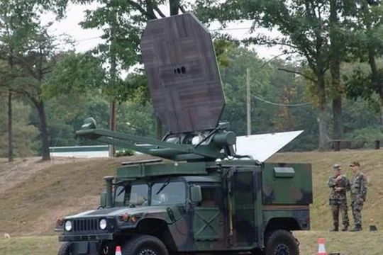 Ngày 12/3/2017, báo mạng Trung Quốc đã tiết lộ Trung Quốc thử nghiệm dùng hệ thống vũ khí vi sóng để bắn hạ máy bay (Ảnh: Dwnews).