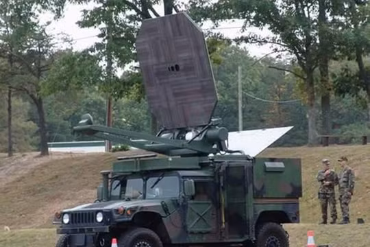 Ngày 12/3/2017, báo mạng Trung Quốc đã tiết lộ Trung Quốc thử nghiệm dùng hệ thống vũ khí vi sóng để bắn hạ máy bay (Ảnh: Dwnews).