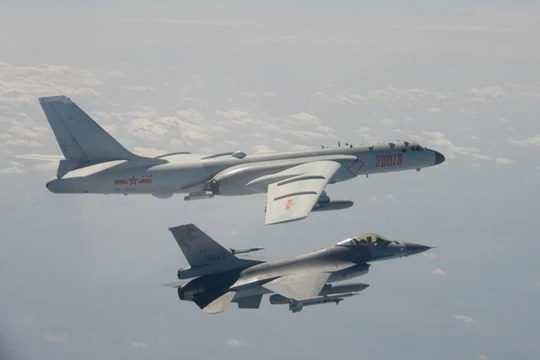 Máy bay F-16 của Đài Loan (dưới) áp sát máy bay H-6 của Trung Quốc hôm 10/2 (Ảnh: Đông Phương)