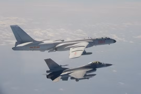 Máy bay F-16 của Đài Loan (dưới) áp sát máy bay H-6 của Trung Quốc hôm 10/2 (Ảnh: Đông Phương)