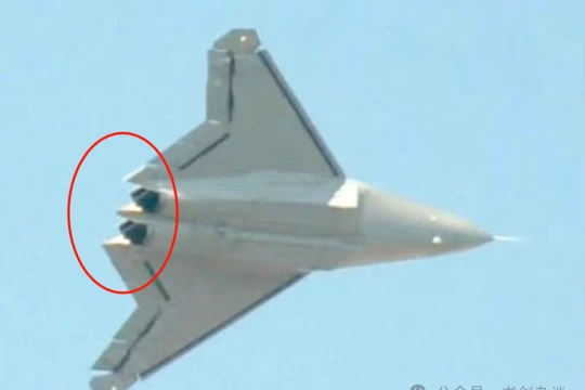 Hình ảnh J-50 trong chuyến bay thử nghiệm mới nhất hồi tháng 4 cho thấy đã có vòi phun vector miệng hình tròn. Ảnh: QQnews.