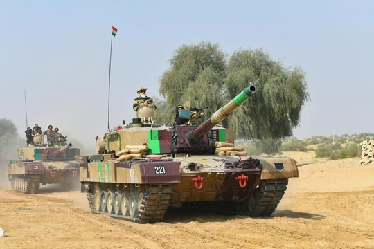 Thủ tướng Narendra Modi trên xe tăng trong chuyến thị sát biên giới với Pakistan hôm 14/11 (Ảnh: Twitter@Narendra Modi)