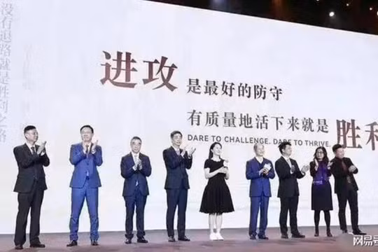 Tại Hội nghị khen thưởng năm 2022 của Huawei, trong vị trí Chủ tịch luân phiên HĐQT Huawei , bà Mạnh Vãn Chu được xếp đứng vào vị trí vốn dành cho ông Nhậm Chính Phi (Ảnh: NetEasy).