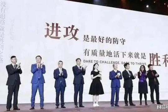 Tại Hội nghị khen thưởng năm 2022 của Huawei, trong vị trí Chủ tịch luân phiên HĐQT Huawei , bà Mạnh Vãn Chu được xếp đứng vào vị trí vốn dành cho ông Nhậm Chính Phi (Ảnh: NetEasy).