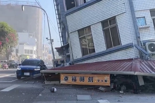 Nhà ở thành phố Hoa Liên bị nghiêng do động đất (Ảnh: DF)