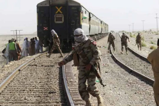 Các phần tử nhóm vũ trang PLA bắt cóc đoàn tàu chở khách. Ảnh: SingTao.