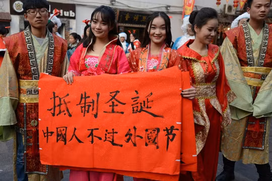 Sinh viên đại học ở thành phố Trường Sa tỉnh Hồ Nam mặc Hán phục, mang biểu ngữ "Tẩy chay Giáng sinh, người Trung Quốc không ăn tết nước ngoài" (Ảnh: VCG).