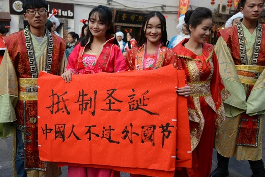 Sinh viên đại học ở thành phố Trường Sa tỉnh Hồ Nam mặc Hán phục, mang biểu ngữ "Tẩy chay Giáng sinh, người Trung Quốc không ăn tết nước ngoài" (Ảnh: VCG).