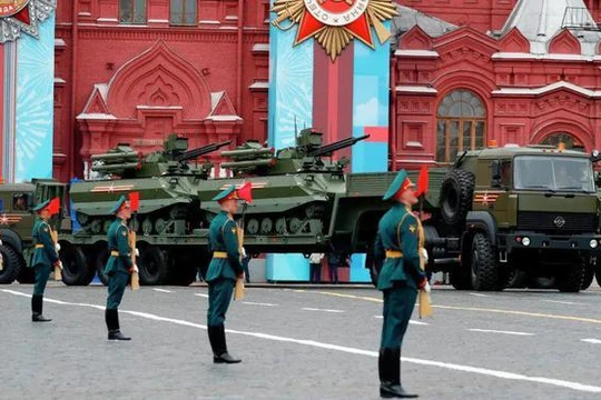 Đoàn xe chở Robot chiến đấu "Uranus-9" tham gia cuộc duyệt binh trên Quảng trường Đỏ (Ảnh: RIA).