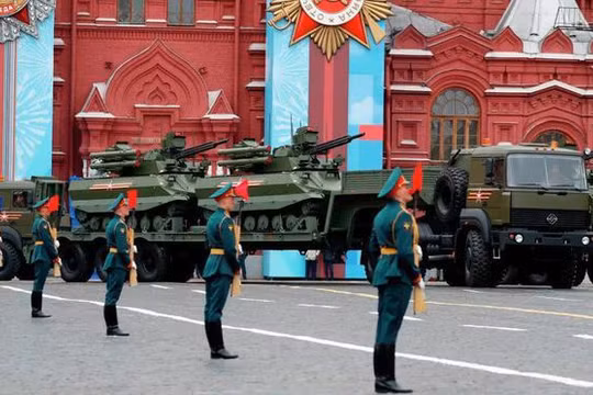 Đoàn xe chở Robot chiến đấu "Uranus-9" tham gia cuộc duyệt binh trên Quảng trường Đỏ (Ảnh: RIA).