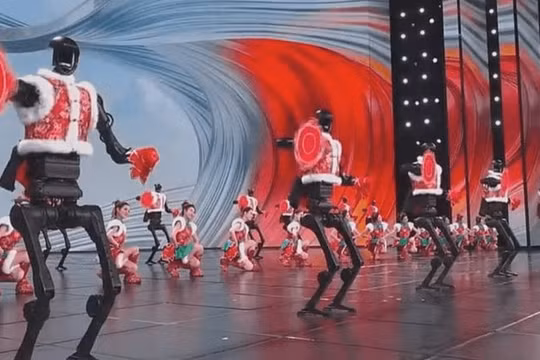 Robot biểu diễn cùng vũ công. Ảnh: Singtao.