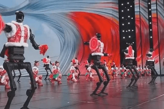 Robot biểu diễn cùng vũ công. Ảnh: Singtao.