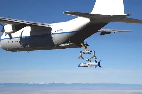 Cánh tay máy đang "gắp" chiếc UAV X-61 Gremlins vào trong khoang sau khi kết thúc chuyến bay thử (Ảnh: DARPA).