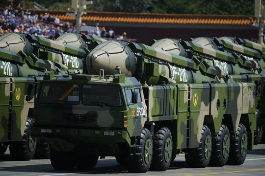 Loại tên lửa đạn đạo chống hạm "sát thủ tàu sân bay" DF-21D Trung Quốc đã phóng tởi Biển Đông sáng 26/8 (Ảnh: Tân Hoa xã).