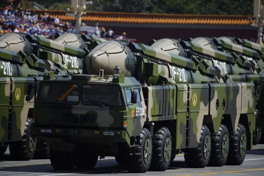 Loại tên lửa đạn đạo chống hạm "sát thủ tàu sân bay" DF-21D Trung Quốc đã phóng tởi Biển Đông sáng 26/8 (Ảnh: Tân Hoa xã).