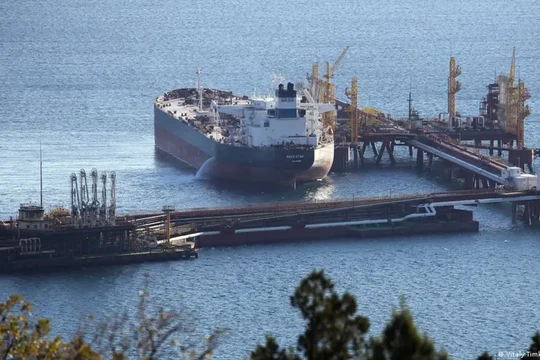 Né tránh thành công lệnh trừng phạt của phương Tây, hầu hết sản phẩm dầu mỏ xuất khẩu của Nga được chuyển sang Trung Quốc và Ấn Độ (Ảnh: Deutsche Welle).