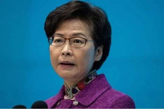 Đặc khu trưởng Hồng Kông Carrie Lam thừa nhận,do bị Mỹ trừng phạt, bà không thể có tài khoản ngân hàng, buộc phải sử dụng tiền mặt (Ảnh: EPA).