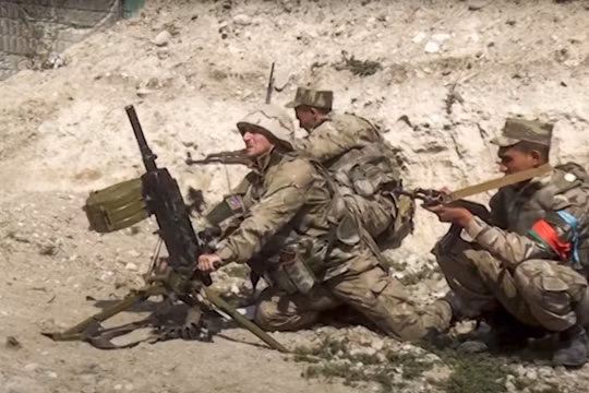 Lính Azerbaijan tại mặt trận nã súng phóng lựu vào quân đội Armenia (Ảnh: Reutrs).