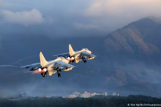 Trung Quốc cho 25 máy bay ồ ạt vào ADIZ Đài Loan được cho là thực hiện sách lược "Xung đột vùng xám" (Ảnh: Deutsche Welle).