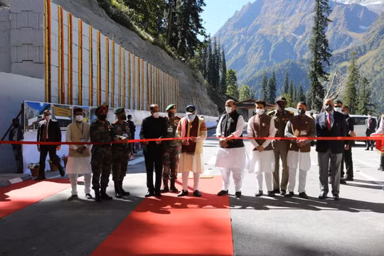 Thủ tướng Modi và các quan chức Ấn Độ cắt băng khánh thành đường hầm chiến lược nối thông nội địa với vùng Ladakh đang có tranh chấp với Trung Quốc (Ảnh: Đa Chiều).