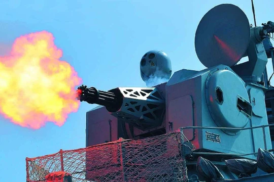 Hệ thống pháo phòng thủ tầm gần 11 nòng 30mm H/PJ-1130 của Trung Quốc đang bắn (Ảnh: sina). 