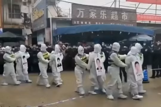 Những người bị băt bị dẫn giải diễu phố (Ảnh: Đông Phương).