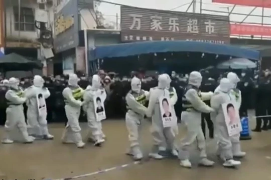 Những người bị băt bị dẫn giải diễu phố (Ảnh: Đông Phương).