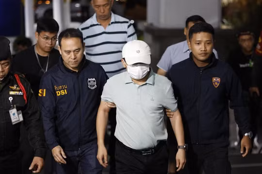 Tổng giám đốc Tổng Công ty Đường sắt số 10 Trung Quốc (chi nhánh Thái Lan) bị các nhân viên DSI bắt hôm 19/4. Ảnh: EPA.