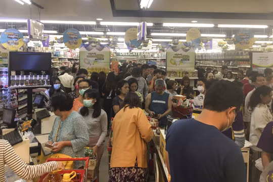 Dân chúng Myamar đổ xô đến các siêu thị mua vét hàng sau khi chính phủ công bố có 2 ca mắc COVID-19 đầu tiên (Ảnh: AP).