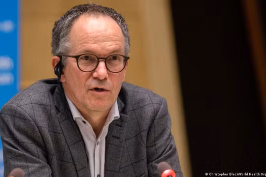 Ông Peter Ben Embarek, Trưởng nhóm điều tra quốc tế của WHO tiết lộ các chuyên gia WHO và Trung Quốc đã bất đồng sâu sắc về khả năng virus rò rỉ và nhóm điều tra không được tham khảo tài liệu của Trung Quốc (Ảnh: Deutsche Welle).